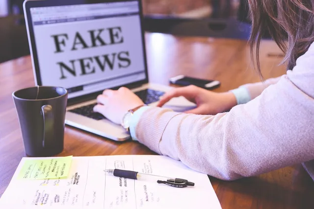 fake news, hoax, press, computer, reading, misinformation, news, media, propaganda, communication, spread, fake news, fake news, fake news, fake news, fake news. Correggere un'informazione errata senza toni difensivi