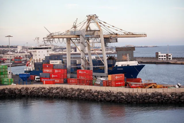 container, port, crane, arrecife, lanzarote, nature, logistics, trade, container ship, freight, water, transshipment point, delivery, shipment, were, export. Esportare dati, curare materiali prima del cambio strumento