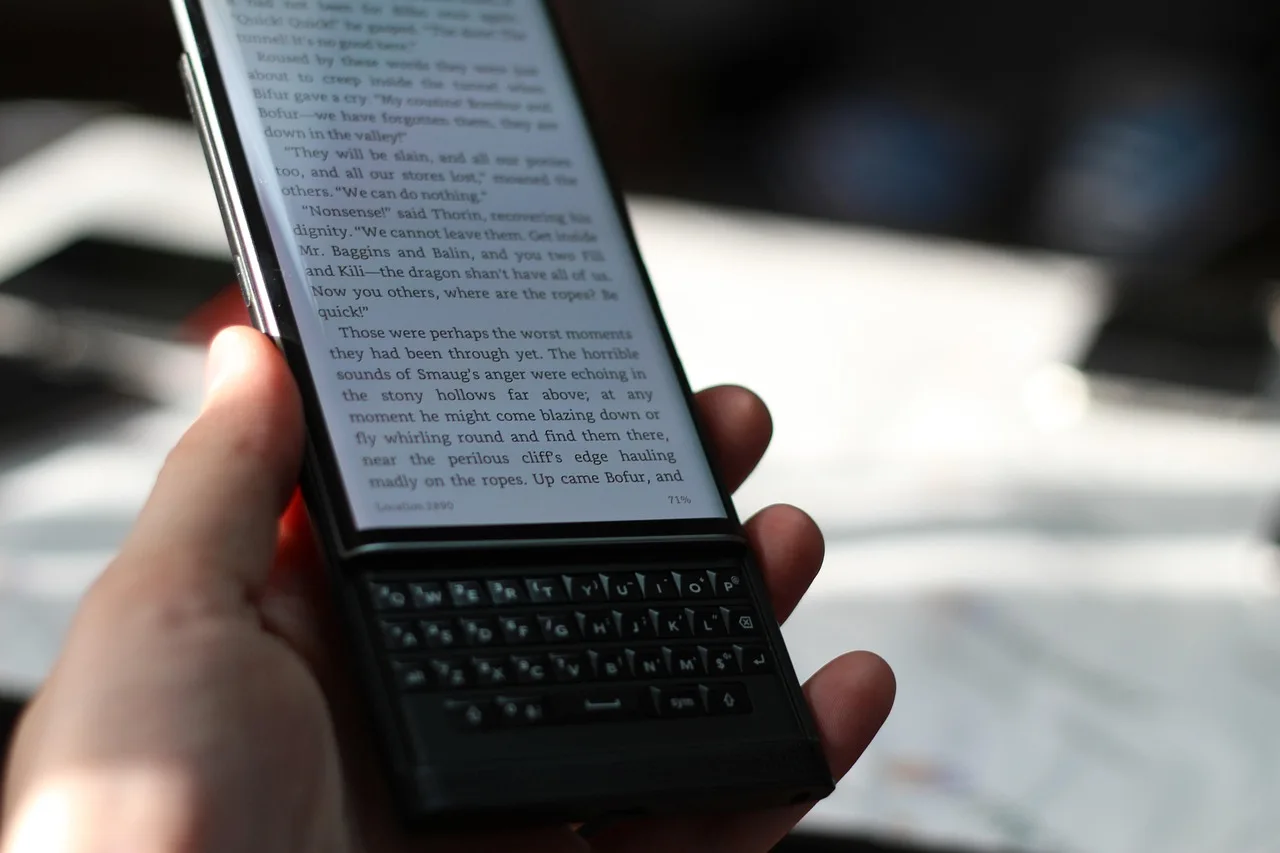 blackberry, priv, mobile phone, qwerty, curved screen, android, mobile, applications, phablet, physical keyboard, text on mobile