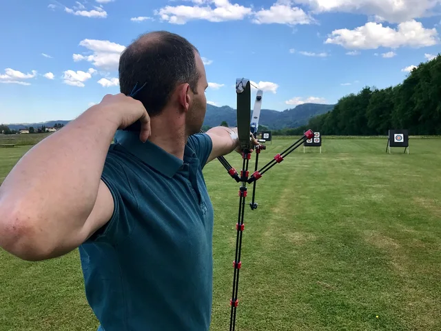 archery, bow, purposefully, accurate, sports, arrow, target, hits, direct hit, goal, objectives, determined, recurve, wa-outdoor, archery, archery, archery, archery, archery. Scrivere una descrizione dell'attività accurata